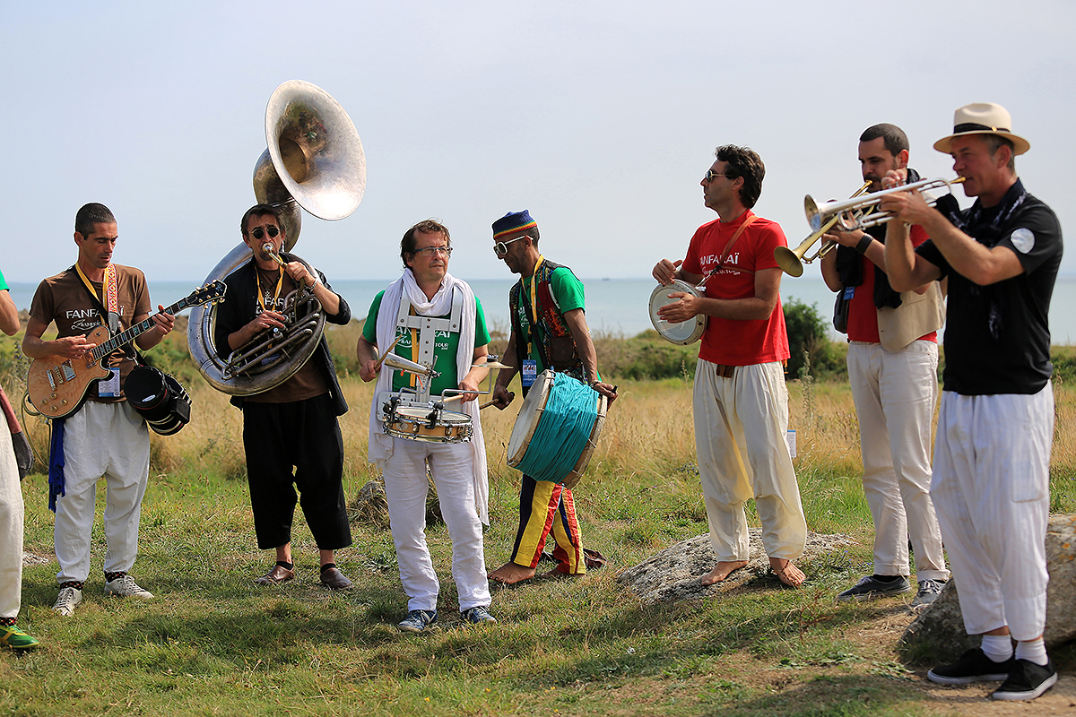 FANFARAÏ STREET BAND, DES CUIVRES EN MOUVEMENT REVISITENT LES REPERTOIRES FESTIFS