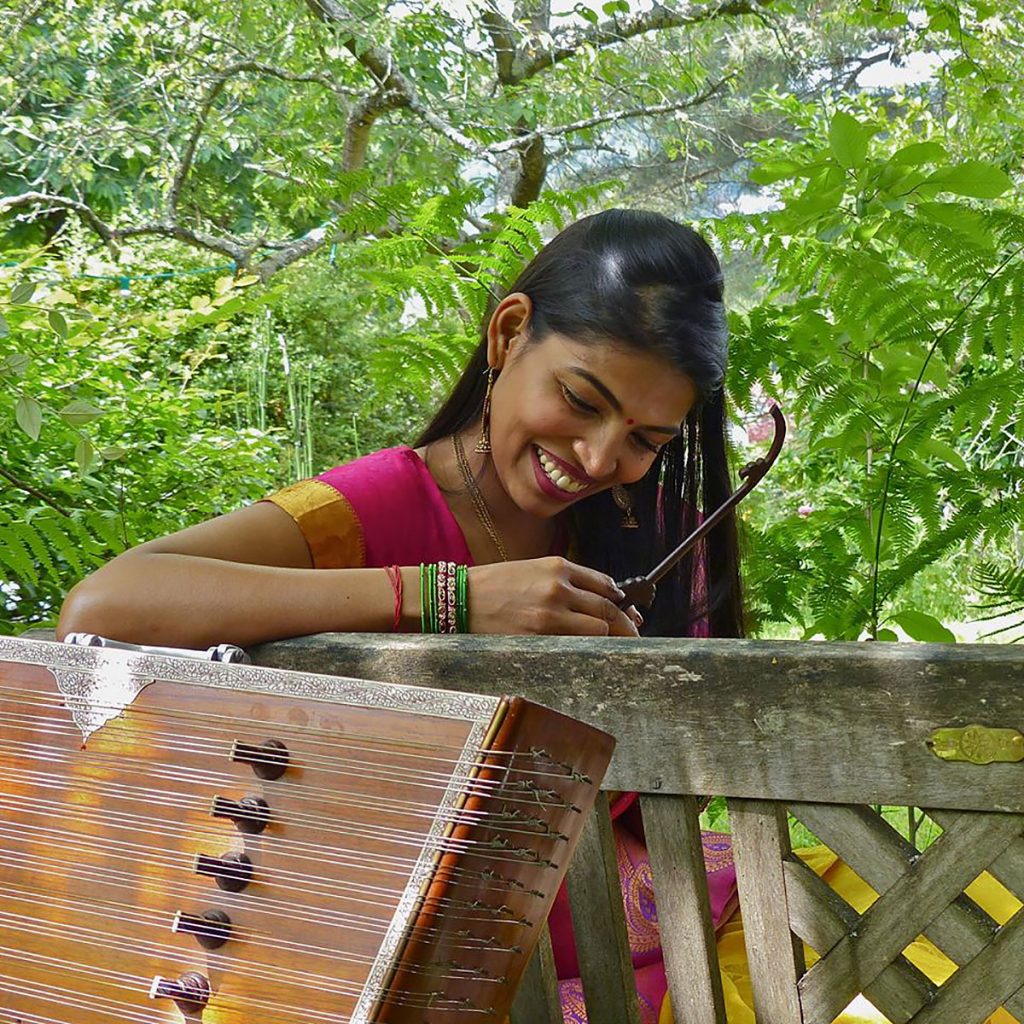 Try Paradise, un santour du Cachemire et une basse fretless autour d’une chanteuse indienne